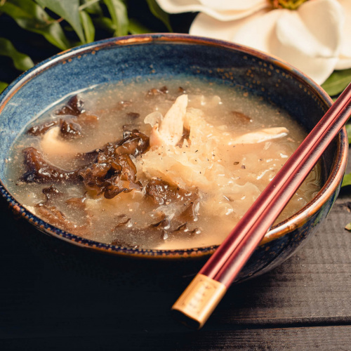 Saldžiarūgščiai aštri vištienos sriuba su baltaisiais ir juodaisiais kiniškais grybais