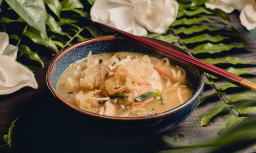 Švelnaus skonio vištienos sriuba su baltaisiais kiniškais grybais ir makaronais