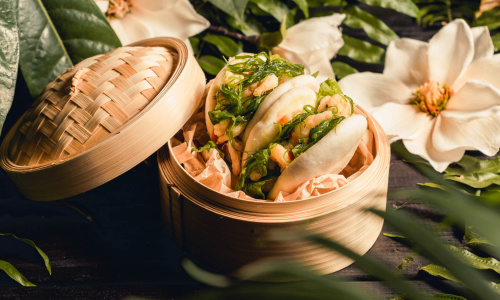 Bao bandelės su krevečių popcornais ir wakame salotomis