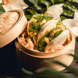 Bao bandelės su krevečių popcornais ir wakame salotomis