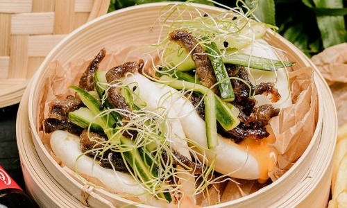 Bao bandelės su brandinta jautiena ir citrininiais agurkais