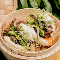 Bao bandelės su brandinta jautiena ir citrininiais agurkais