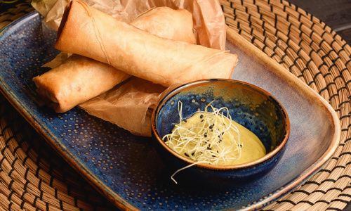 Springrollai su krevečių uodegėlių įdaru, wakame salotomis ir apelsinų žievelių majonezu