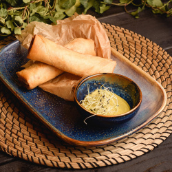 Springrollai su krevečių uodegėlių įdaru, wakame salotomis ir apelsinų žievelių majonezu