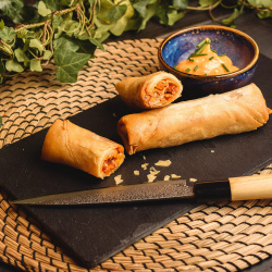 Brandintos jautienos springrollai su svogūnų džemu, pievagrybiais, mozzarella, karštai rūkyta šonine