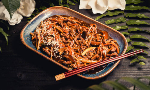 Kepta kiauliena su bambukais ir kiniškais xianggu grybais