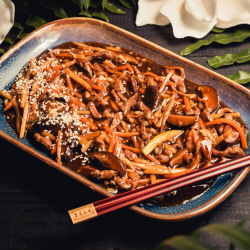 Kepta kiauliena su bambukais ir kiniškais xianggu grybais