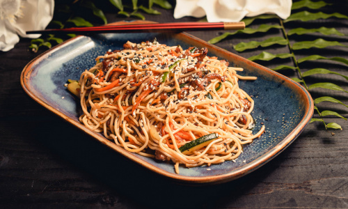 Aštrūs Wok makaronai su brandinta jautiena