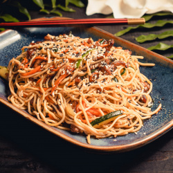 Aštrūs Wok makaronai su brandinta jautiena